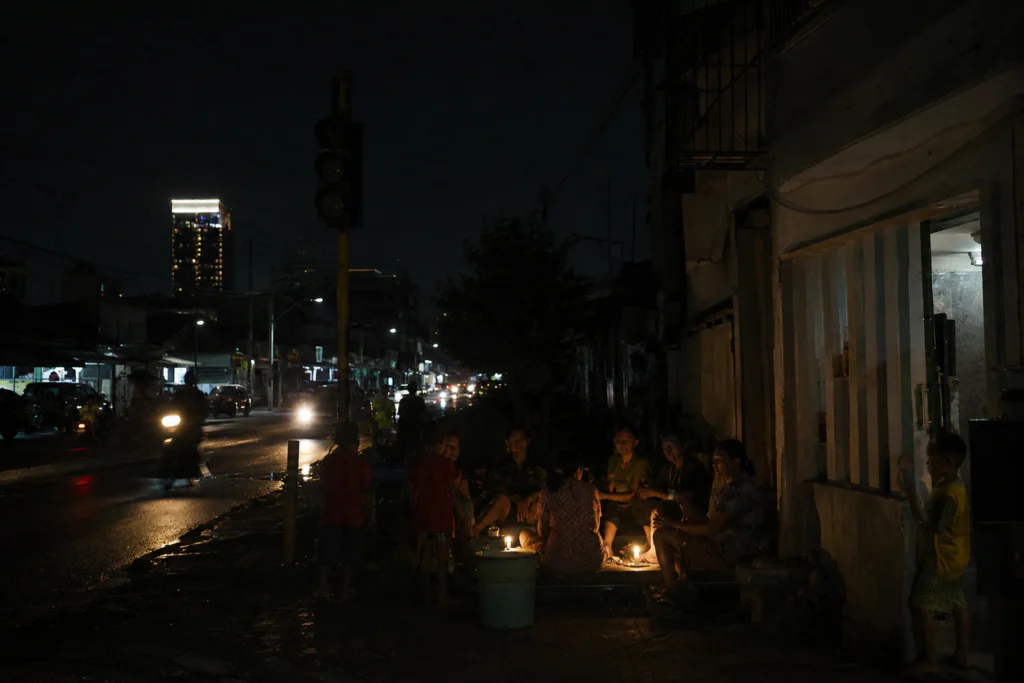Blackout Sumatra Jadi Bukti Nyata Indonesia Butuh PLTS Atap Lebih Banyak Sekarang